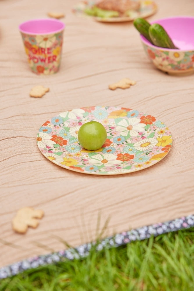 Melamintallerken for barn Flower Power lysrosa nærbilde av blomsterdesign
