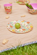 Melamintallerken for barn Flower Power lysrosa nærbilde av blomsterdesign
