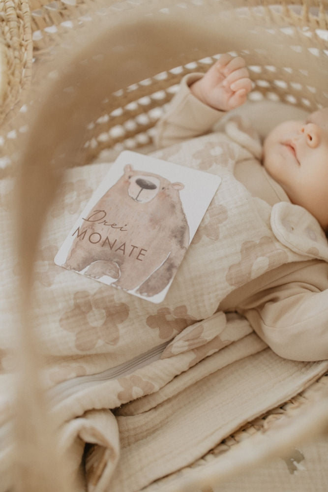 Milepælskort mitt første år - Leevje vist i bruk med baby
