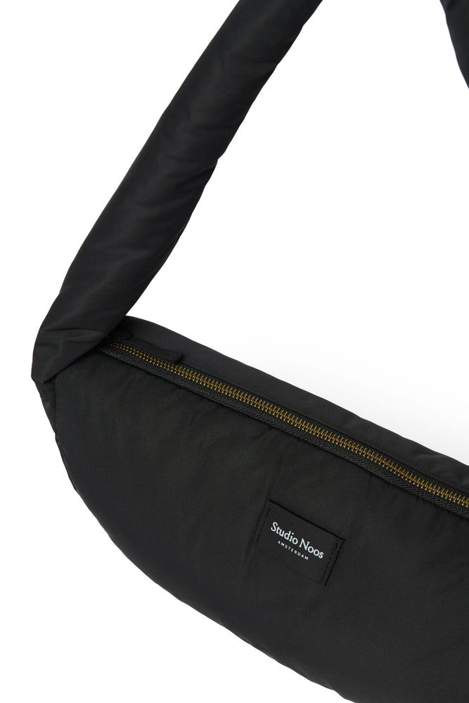 Mini skulderveske Black Puffy montert med skulderrem