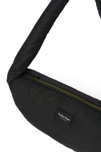 Mini skulderveske Black Puffy montert med skulderrem