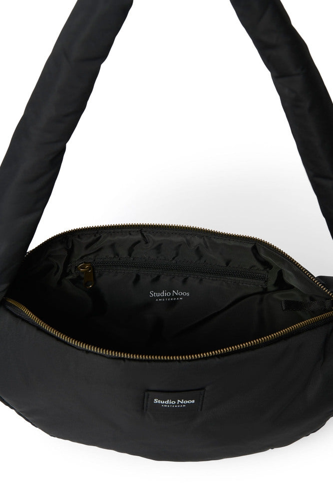 Nærbilde av materiale på Mini skulderveske Black Puffy