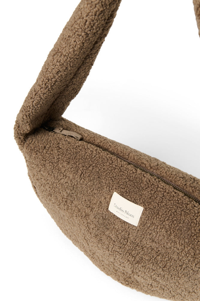 Mini skulderveske Teddy Brown polyester montert på skulder