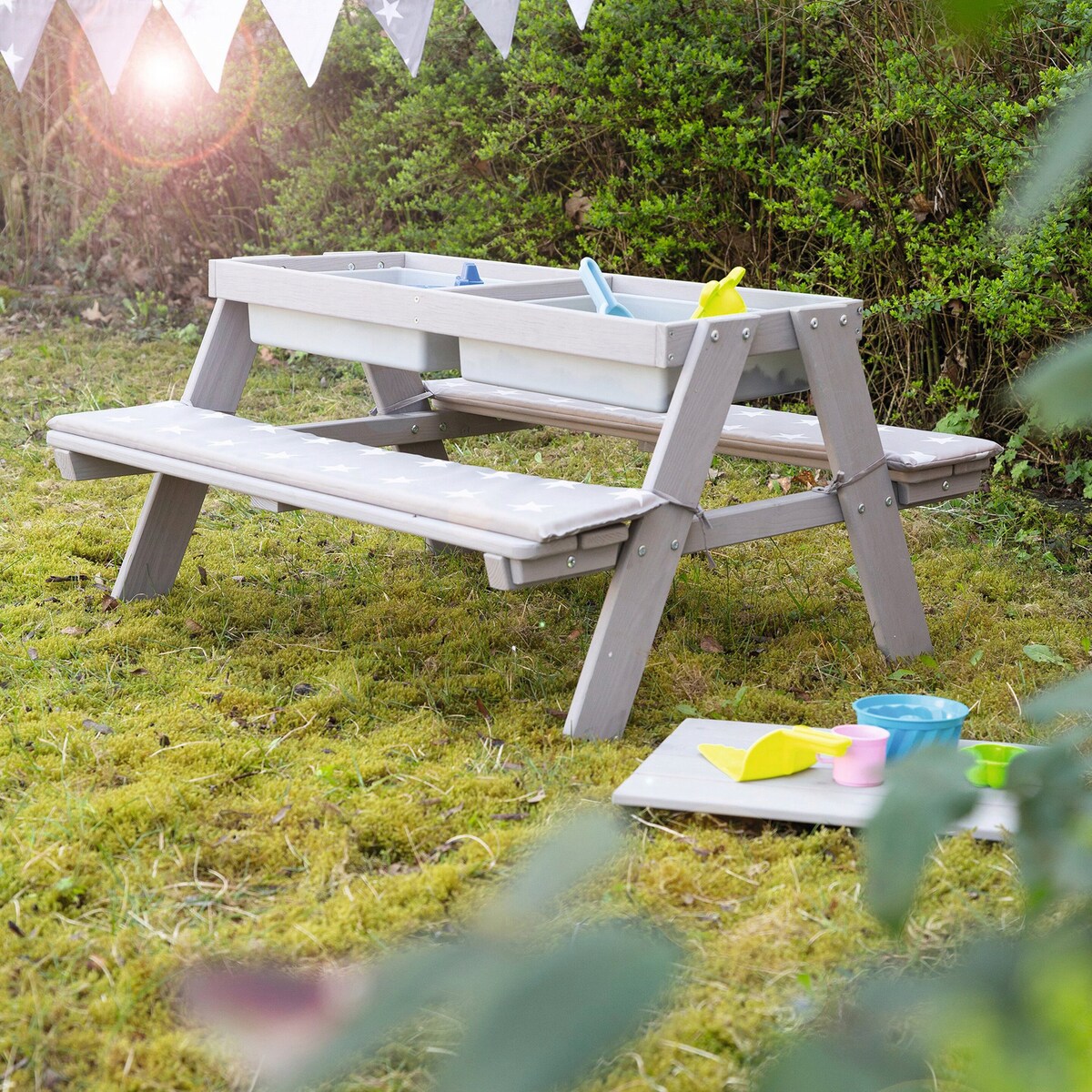Nærbilde av treverket på Møbelgruppe for barn Play for 4 Outdoor Deluxe 89x86 cm