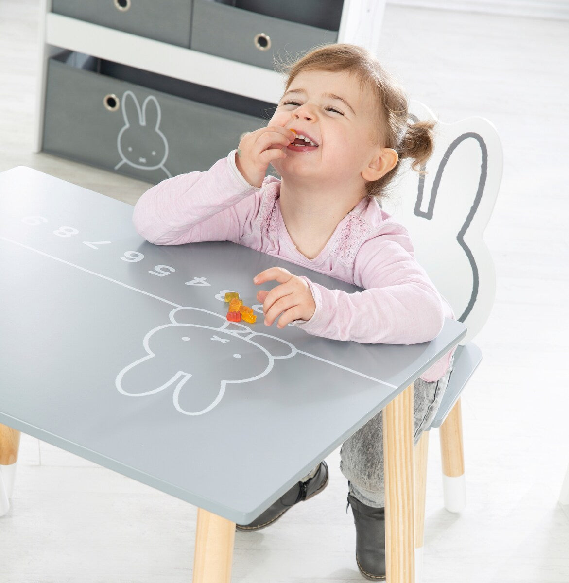 Møbelgruppe for barn Miffy 3 deler bord og stoler i bruk med barn