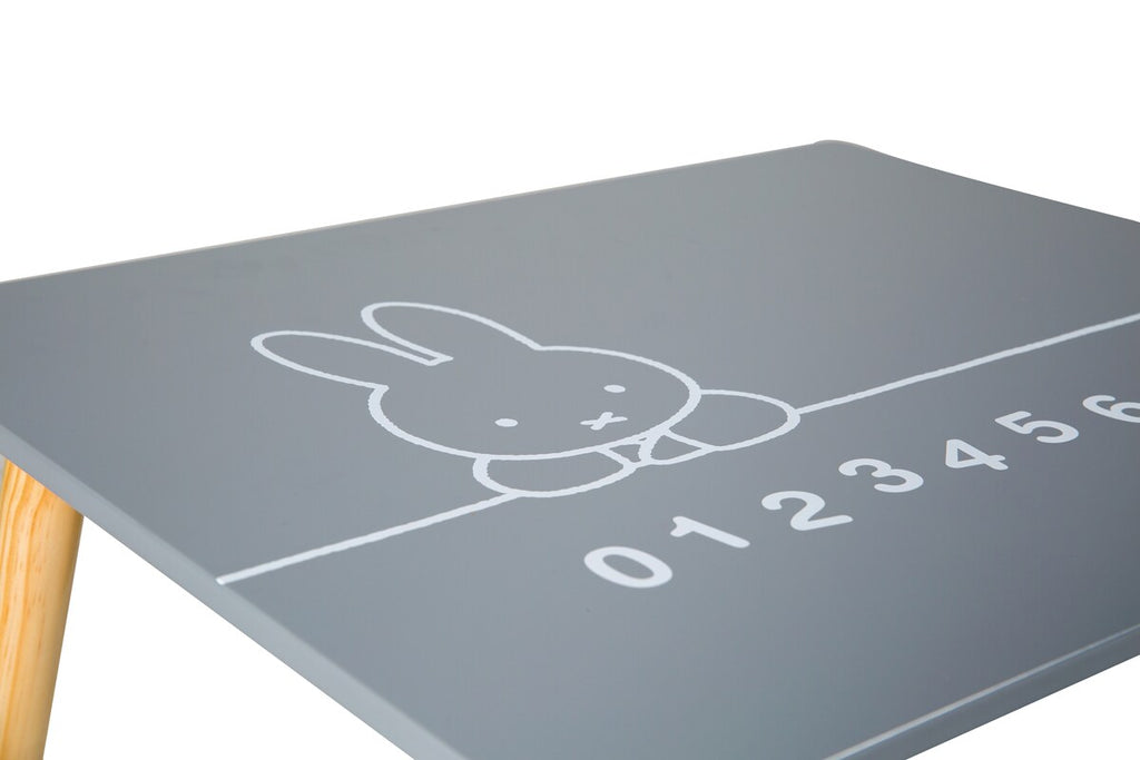 Detalj av Møbelgruppe for barn Miffy 3 deler bord og stoler med miffy-ansikt