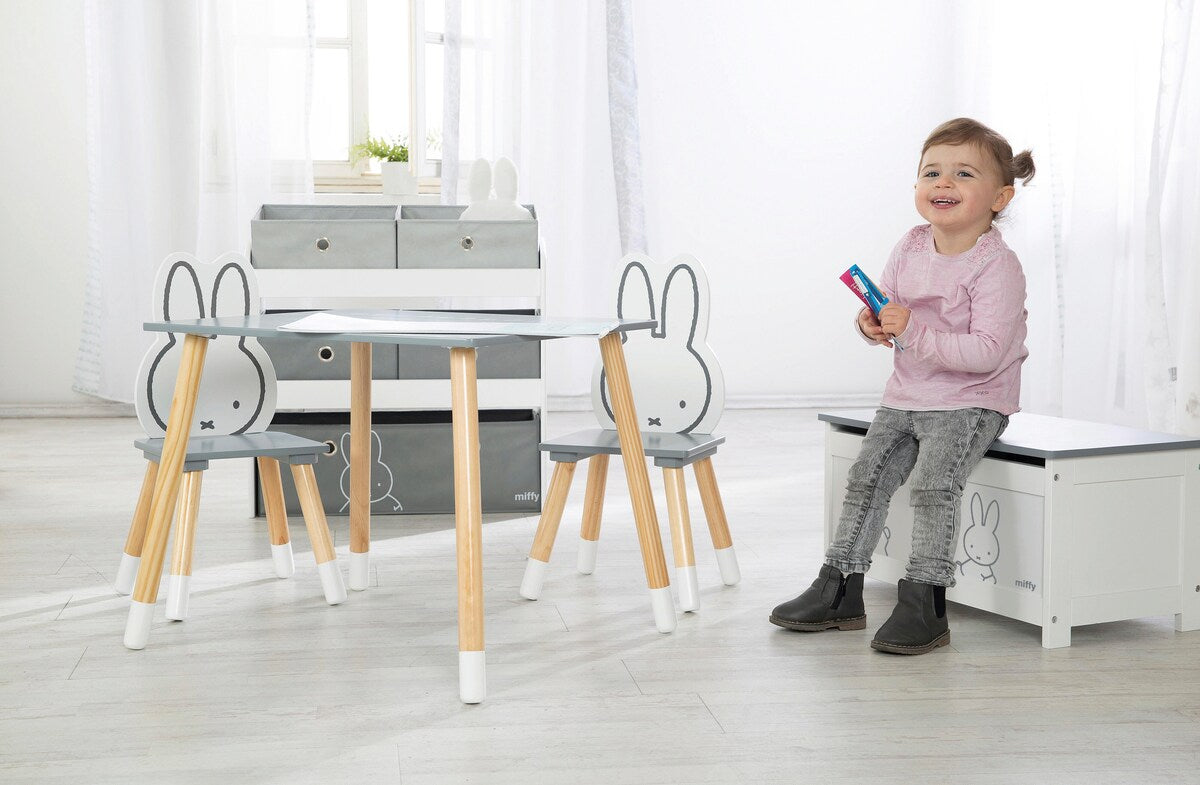 Oversikt over Møbelgruppe for barn Miffy 3 deler bord og stoler med to stoler