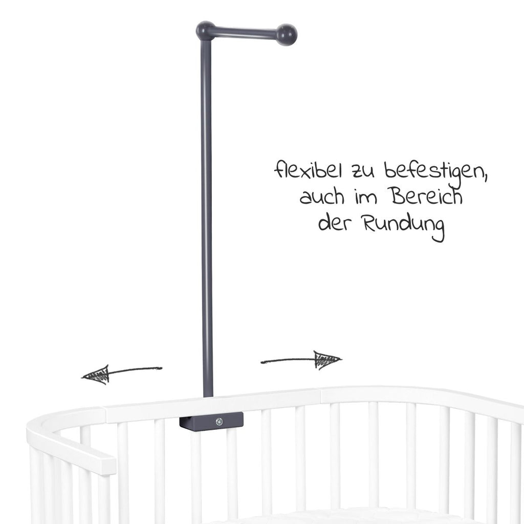 Detaljbilde av mobilholder i heltre bøk til senger med runde spiler, skifergrå