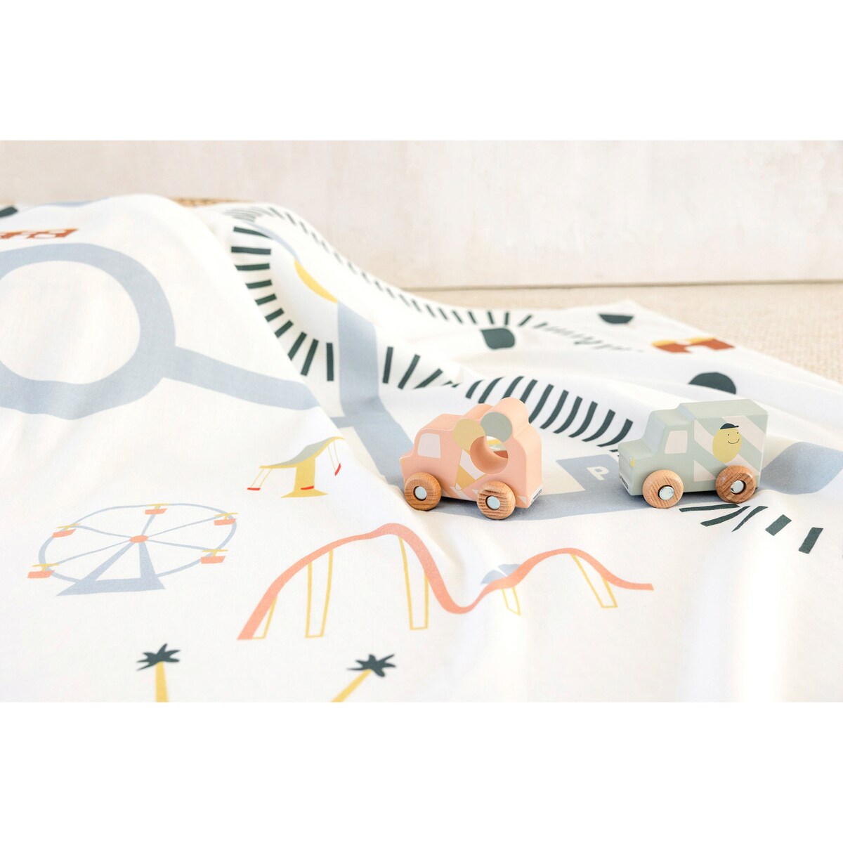 Montert Leketeppe Happy Fruits 100x100 cm bomull på gulv