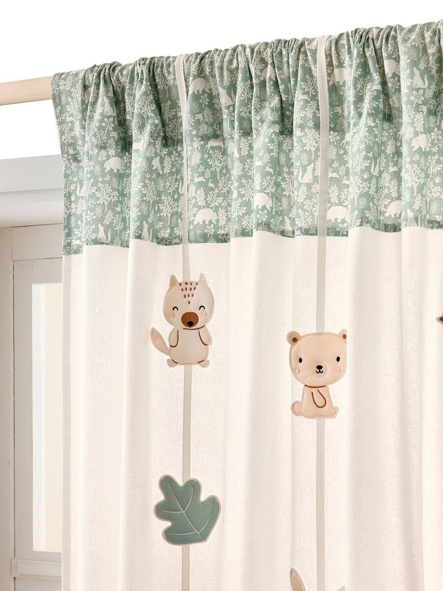 Detalj av broderi på Mørkleggingsgardin med broderi skogmotiv bomull