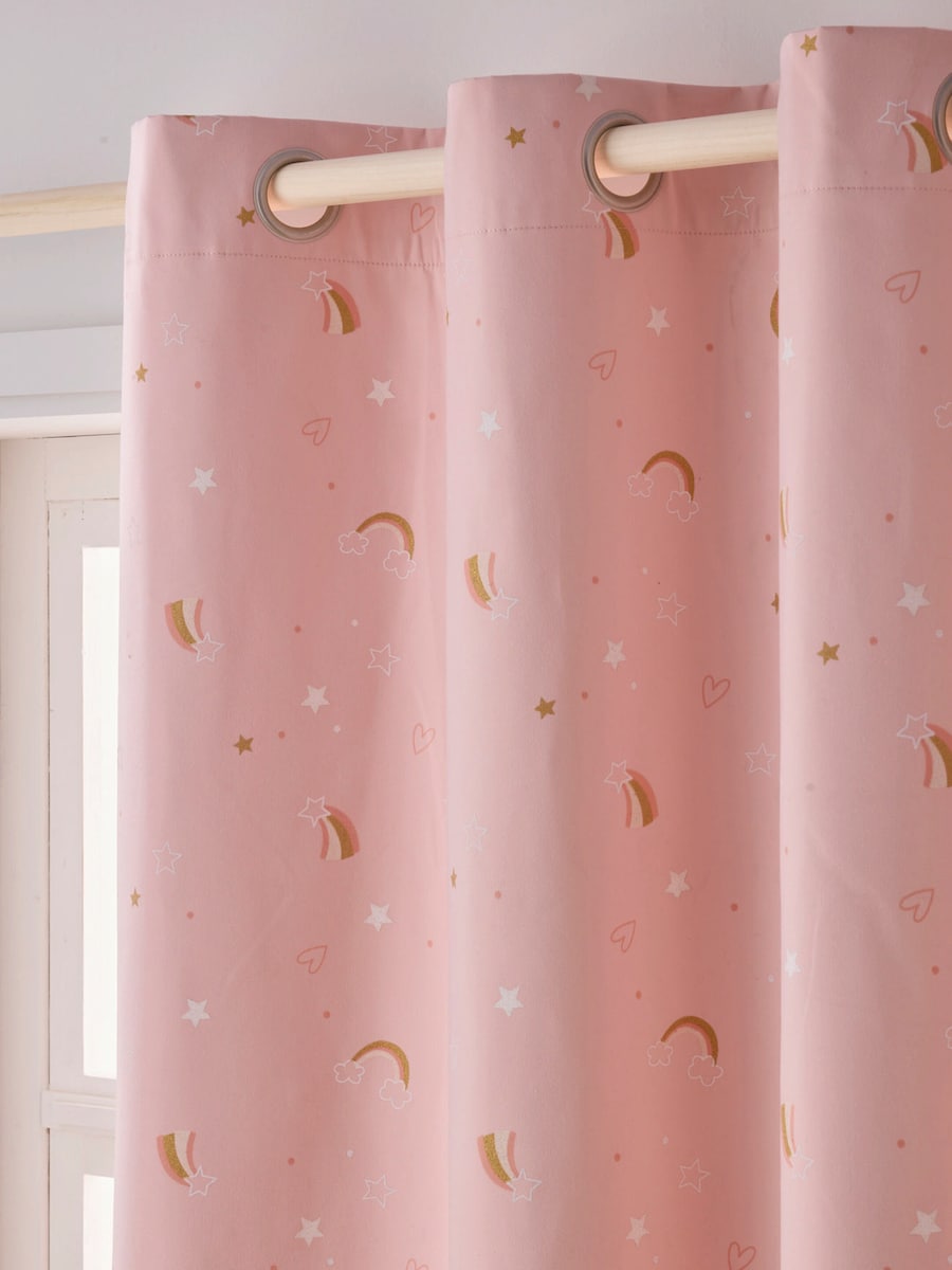 Detalj av nattlysende stjerner på mørkleggingsgardin regnbue med selvlysende motiver polyester
