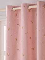 Detalj av nattlysende stjerner på mørkleggingsgardin regnbue med selvlysende motiver polyester