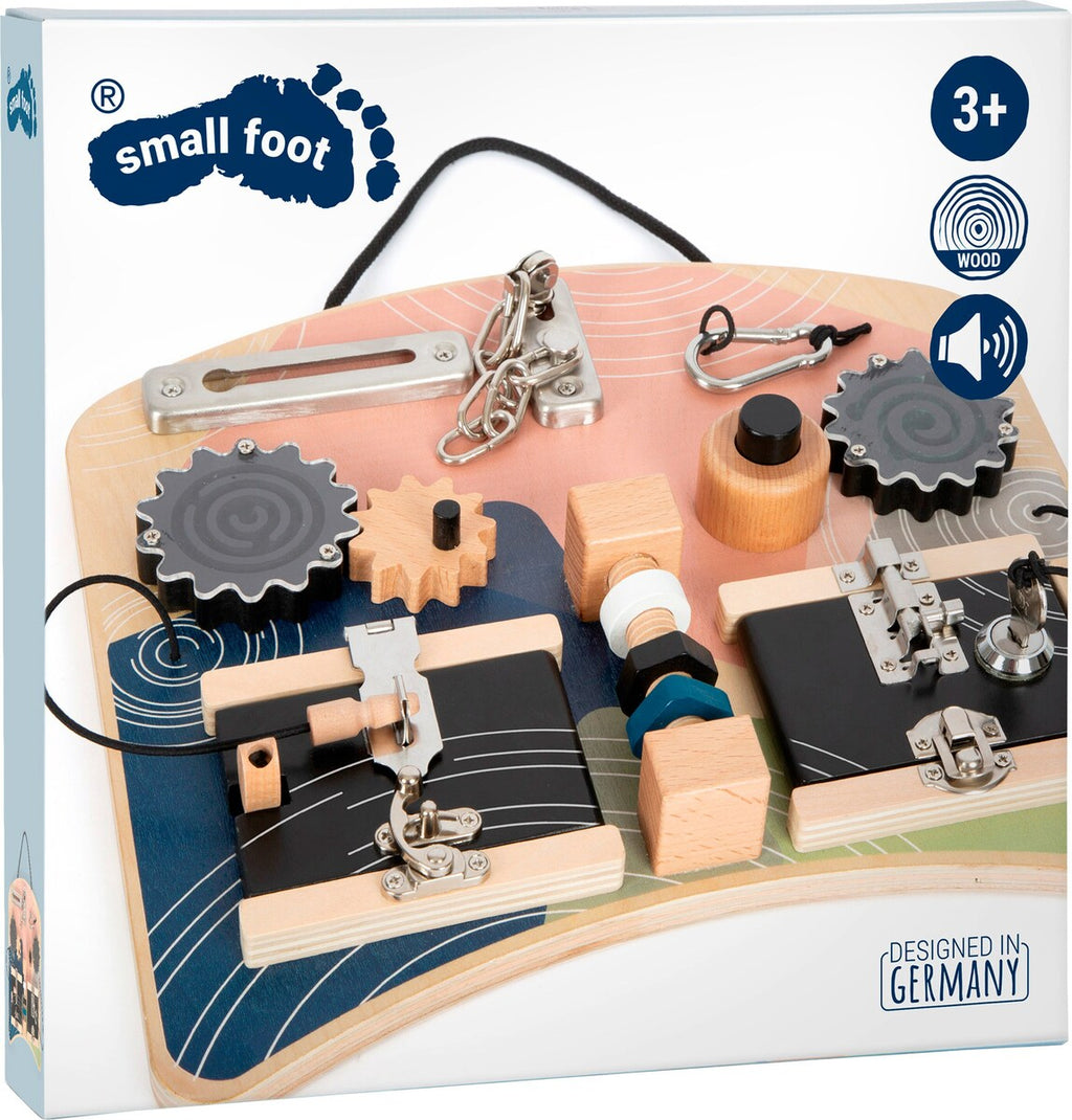 Motorikkbrett med låser og rotasjon i tre - small foot detalj av nøkkel og lås