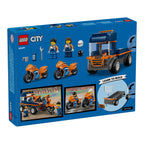 Nærbilde av minifigur med hjelm fra Motorsykkeltransporter 60491