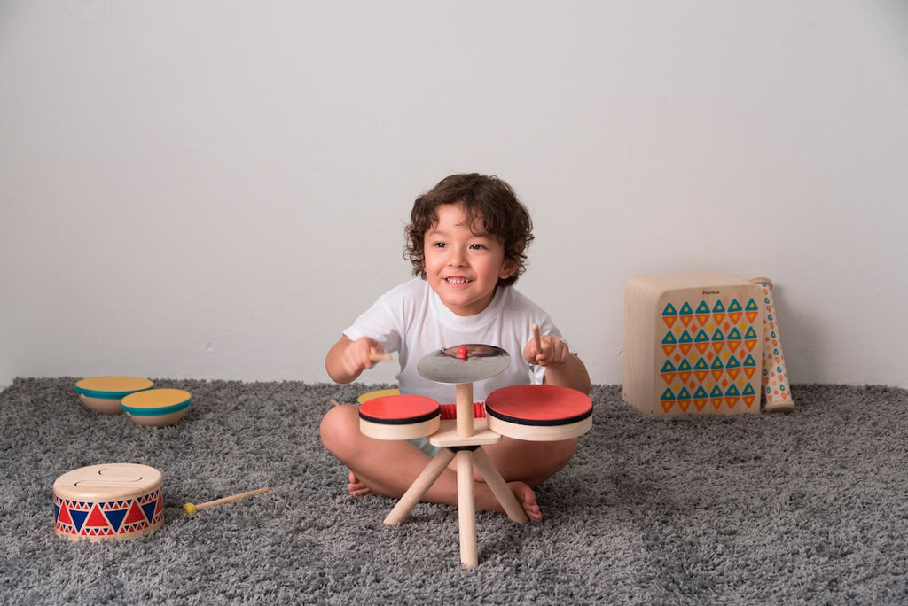 Nærbilde av ratschgurke på Musikkband med trommer og cymbal fra 3 år