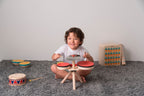 Nærbilde av ratschgurke på Musikkband med trommer og cymbal fra 3 år