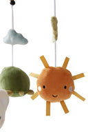 Detalj av brodert fløyel på Musikkmobile Mini Zoo i tre og bomull
