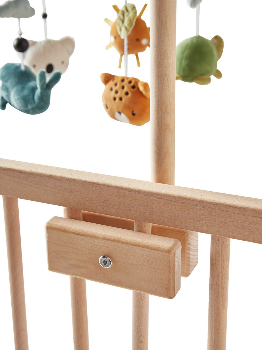 Nærbilde av hengende elementer på Musikkmobile Mini Zoo i tre og bomull