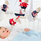 Musikkuro Ocean Club i softvelour og jersey montert over barneseng