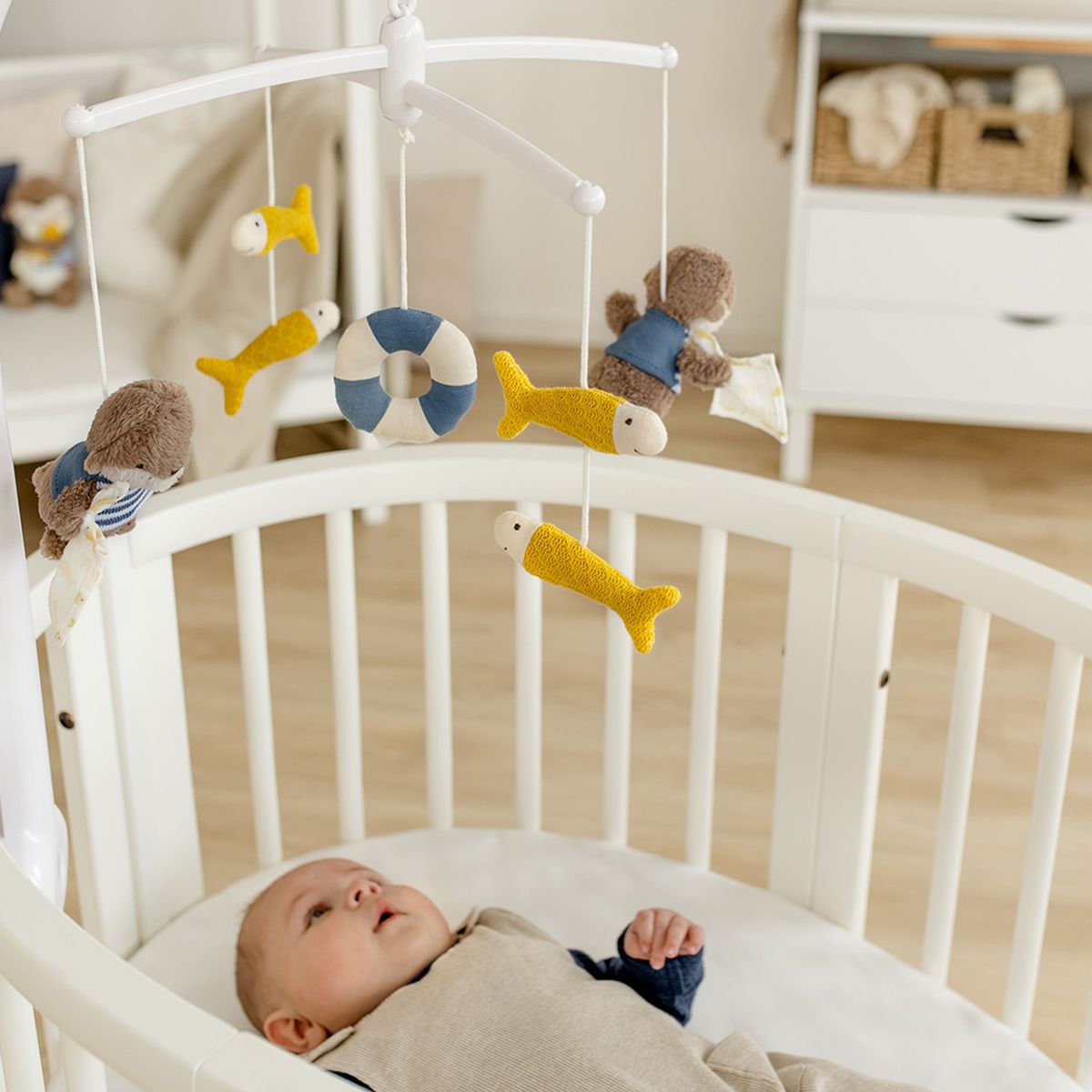 Nærbilde av figurer på Musikkuro med oter og fisker, spilledåse