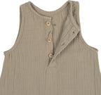 Detalj av knapp på Muslin jumpsuit i økologisk bomull GOTS str 62 68 olive