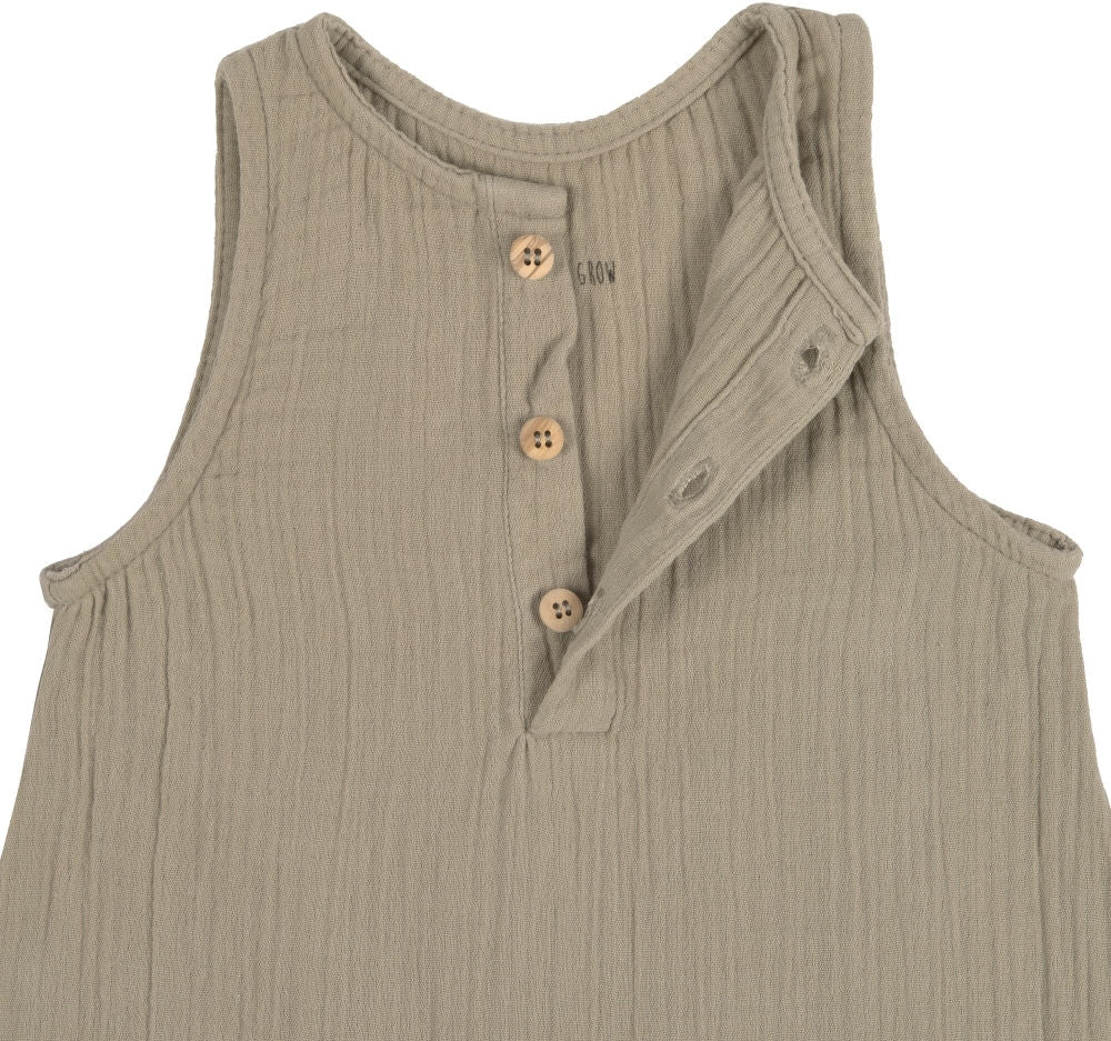 Detalj av knapp på Muslin jumpsuit i økologisk bomull GOTS str 62 68 olive