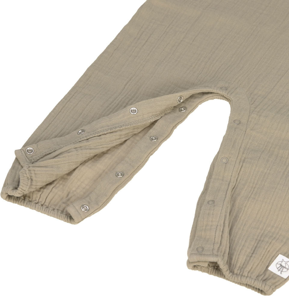 Nærbilde av stoffstruktur på Muslin jumpsuit i økologisk bomull GOTS str 62 68 olive