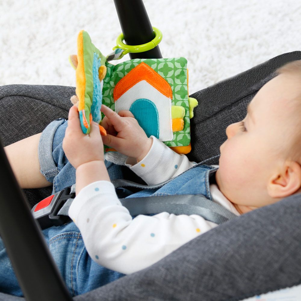 Barn som holder Myk billedbok Sleeping Forest rev i bomull