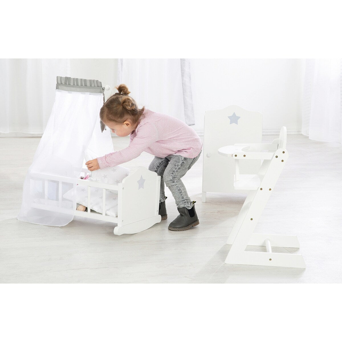 Nærbilde av kleshenger i Dukkegarderobe Stella hvit med stjerne og kleshenger