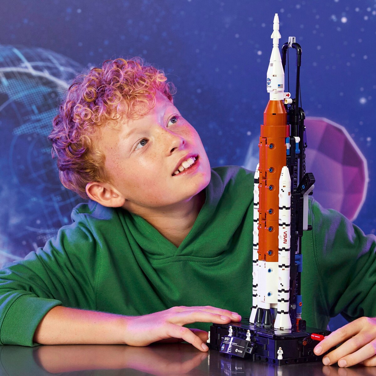 NASA Artemis SLS-tungløftrakett 42221 montert med astronautfigurer