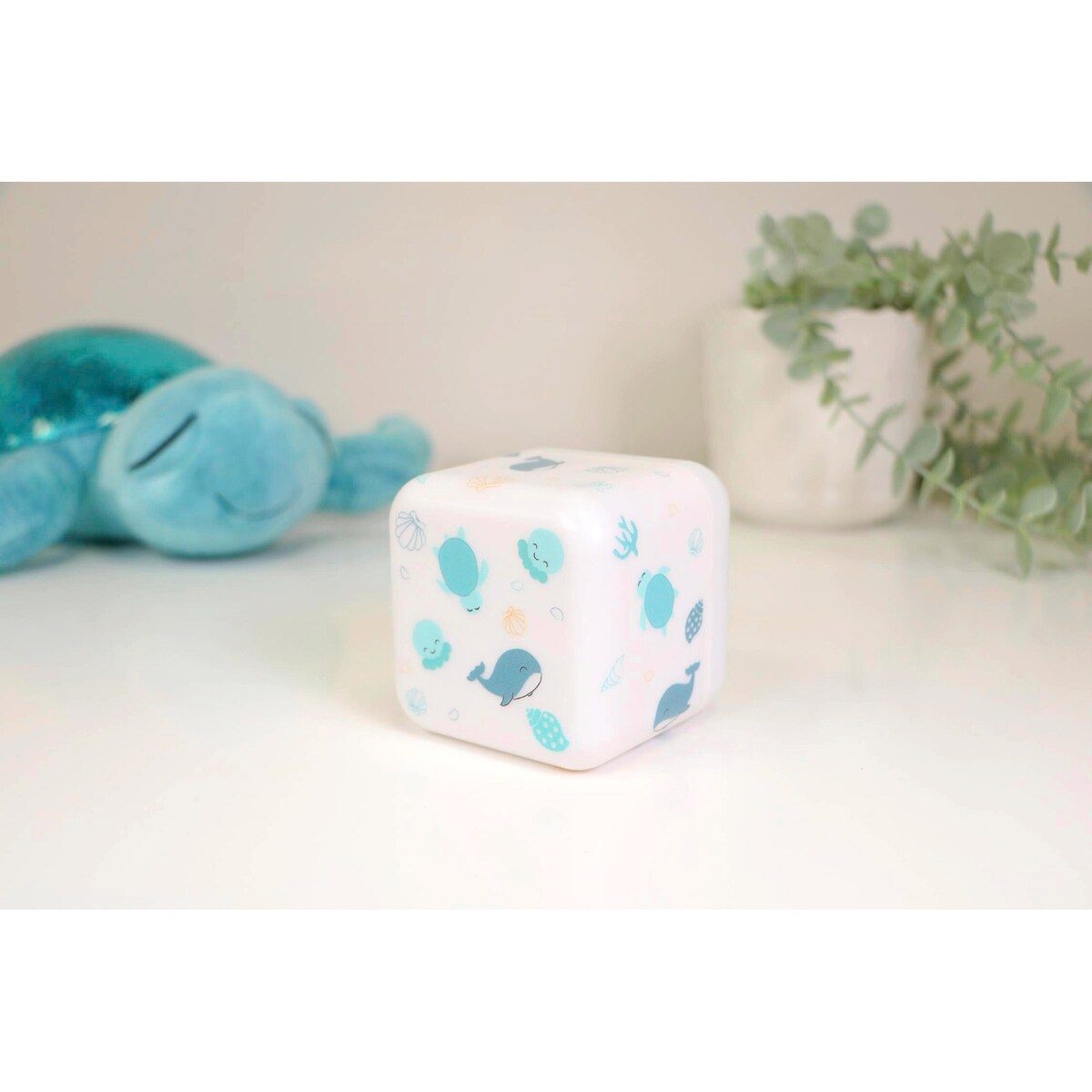 Nattlys Cube B 2-i-1 mobil og stikkontakt 7x7x7 cm - Cloud B