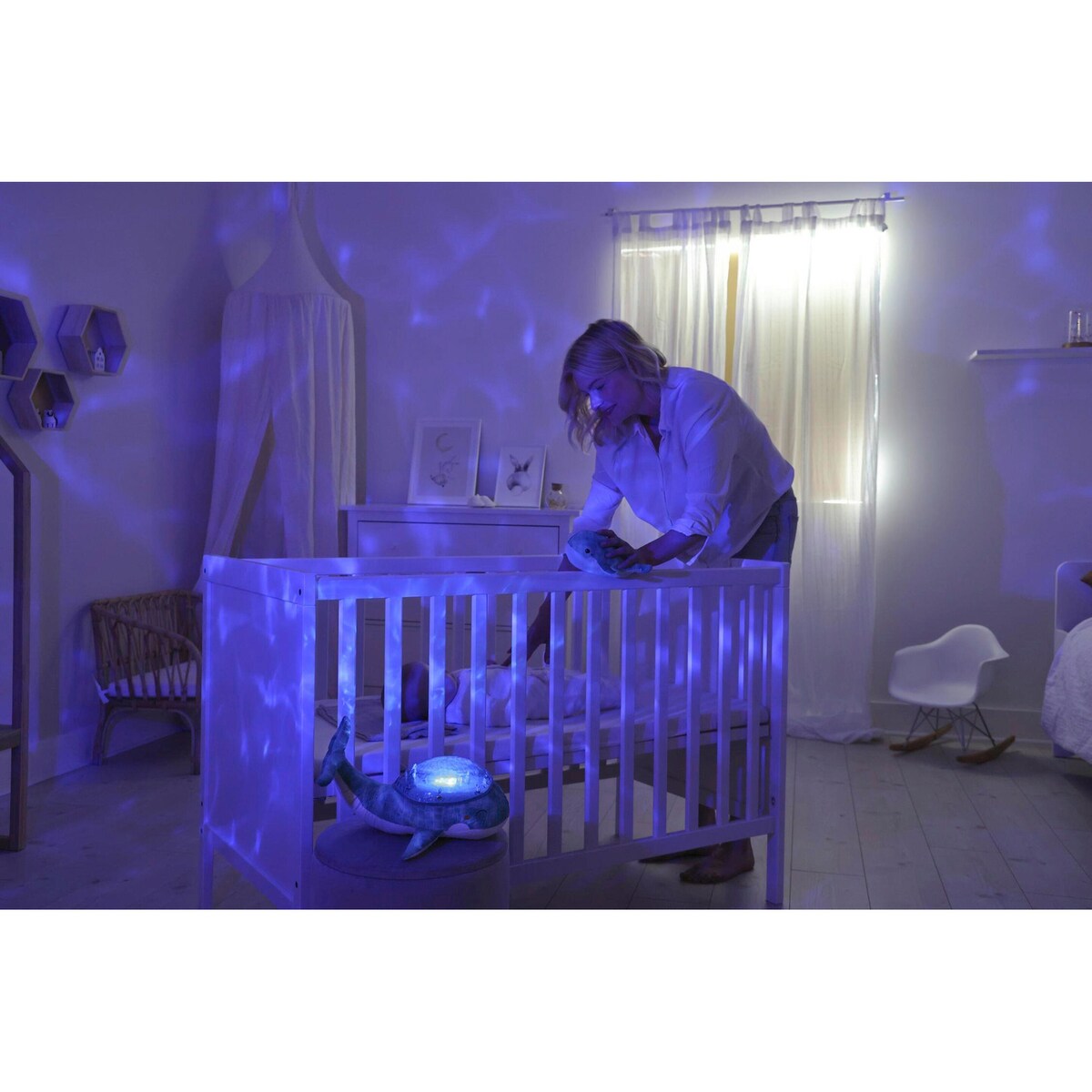 Nattlys med projektor Tranquil Whale Family bakside