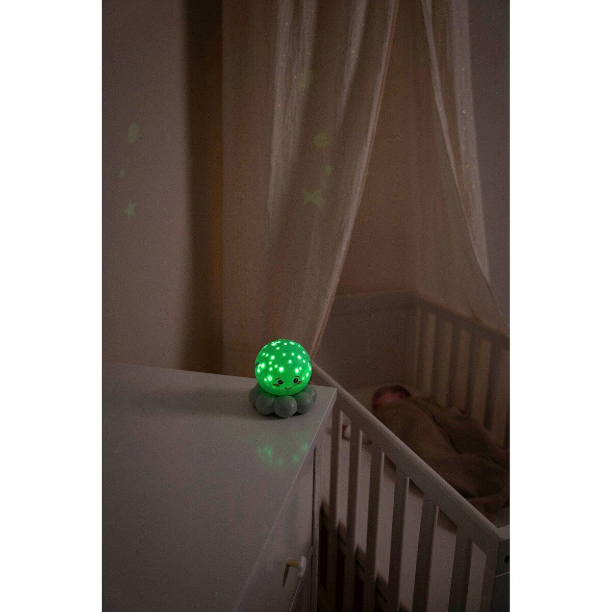 Nattlys med projektor Twinkles To Go Octo projeksjon på tak