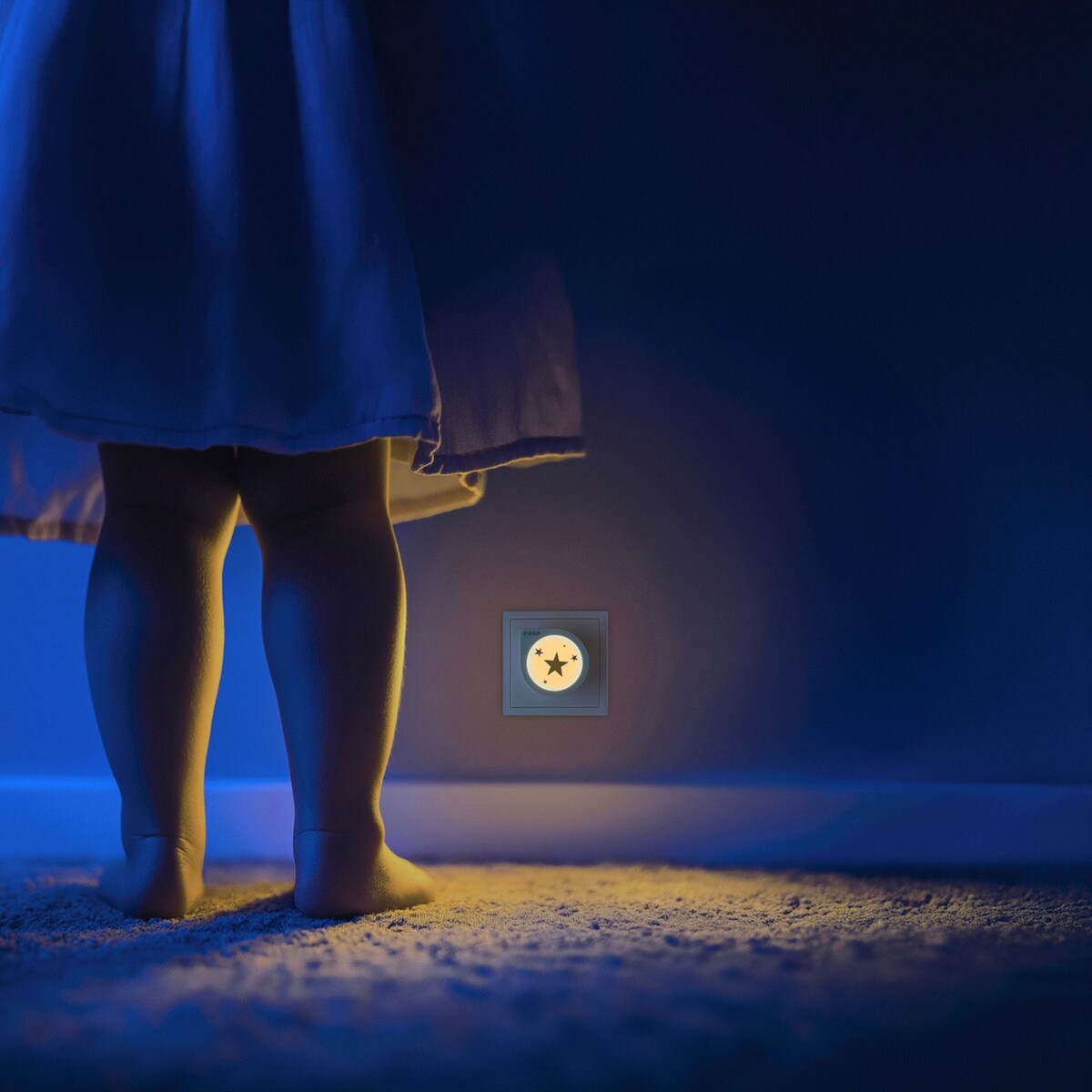 Nattlys Night Guide Star med skumringssensor LED montert i stikkontakt