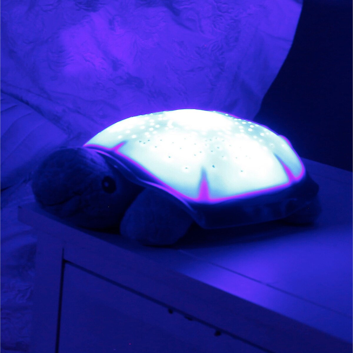 Montert Nattlys Twinkling Twilight Turtle med stjerneprojeksjon i barnerom