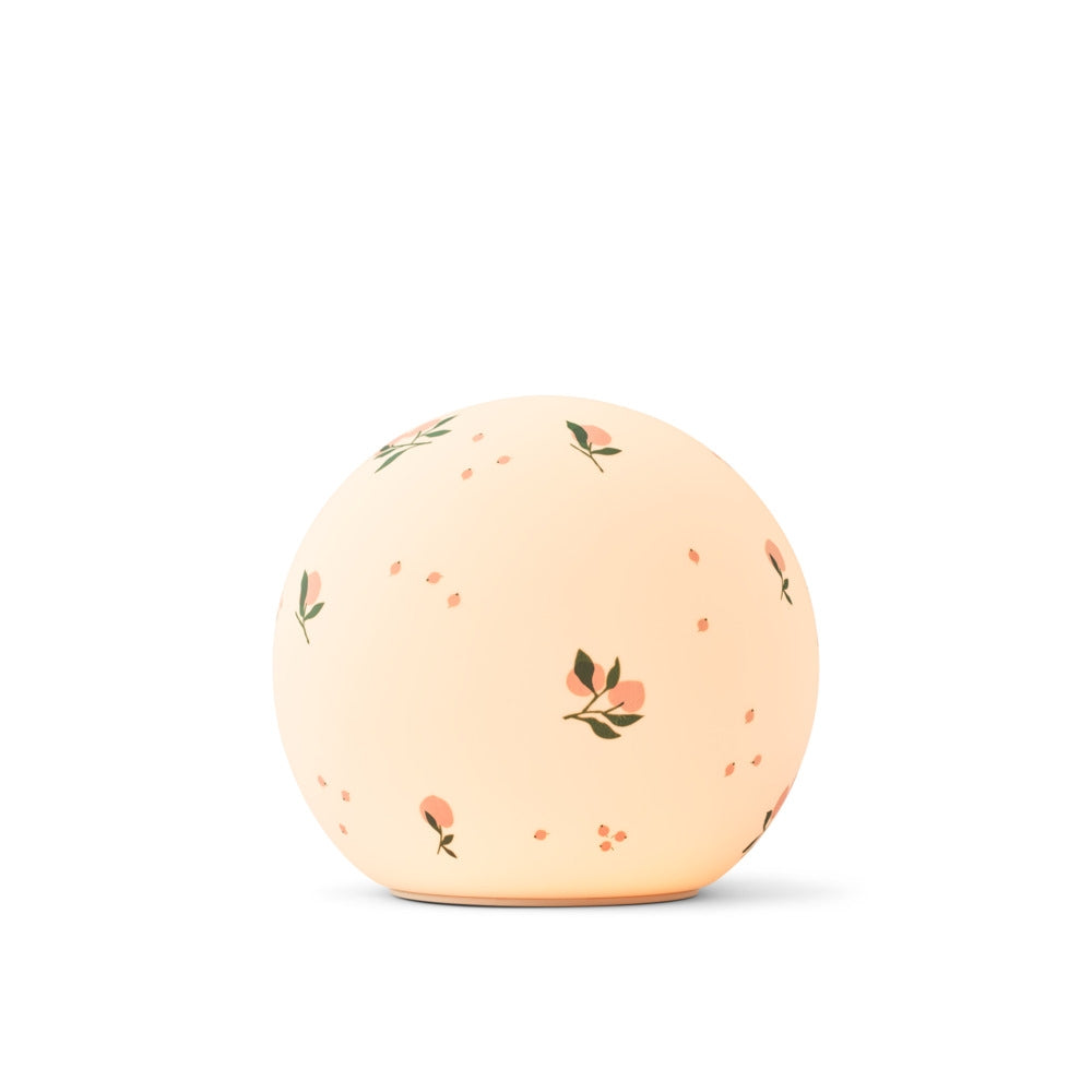 Detaljbilde av Nattlys Yuki kuleformet i silikon peach/sea shell