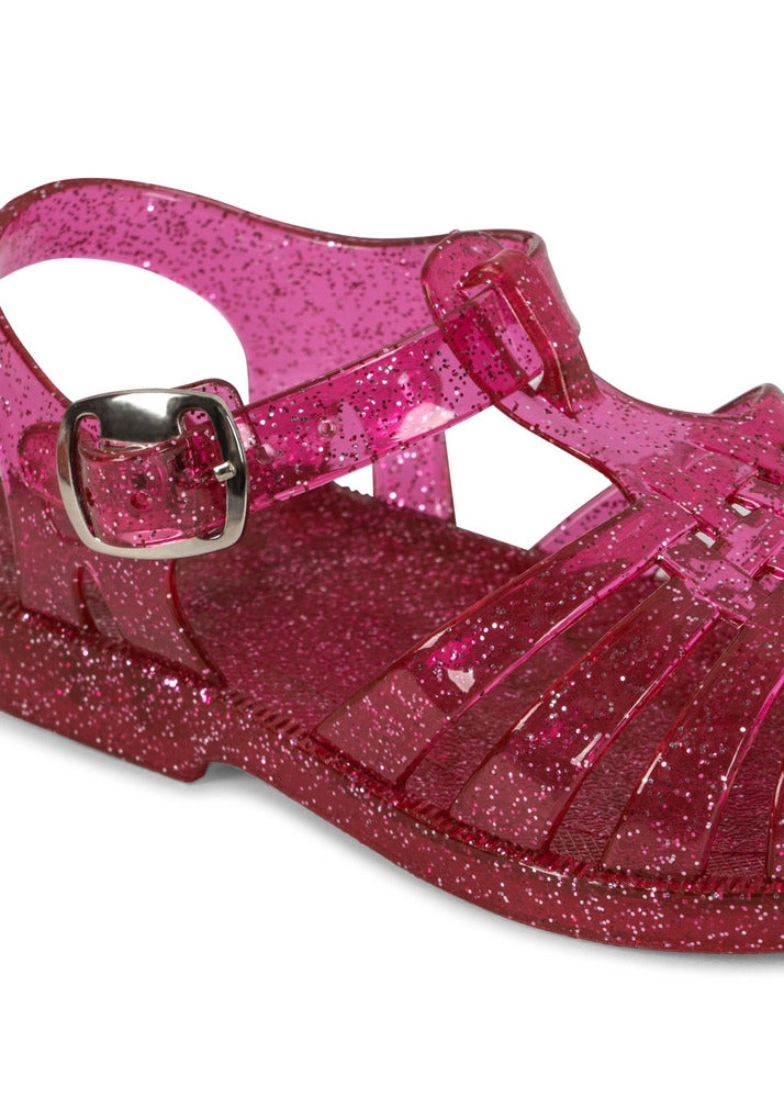 Nærbilde av glitterdetaljer på Nea glitter-sandaler med spenne sangria str. 23
