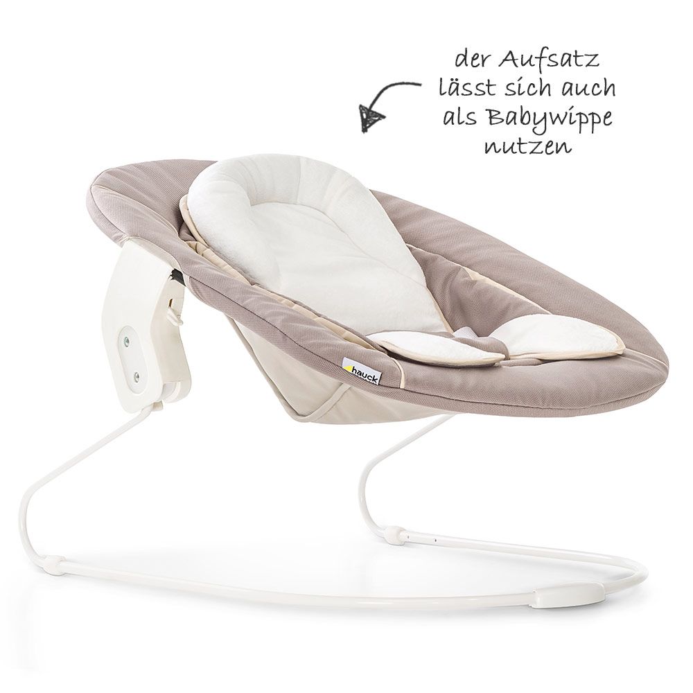 Barn som bruker Nyfødtinnsats & vippestol til Alpha barnestol 2in1 beige