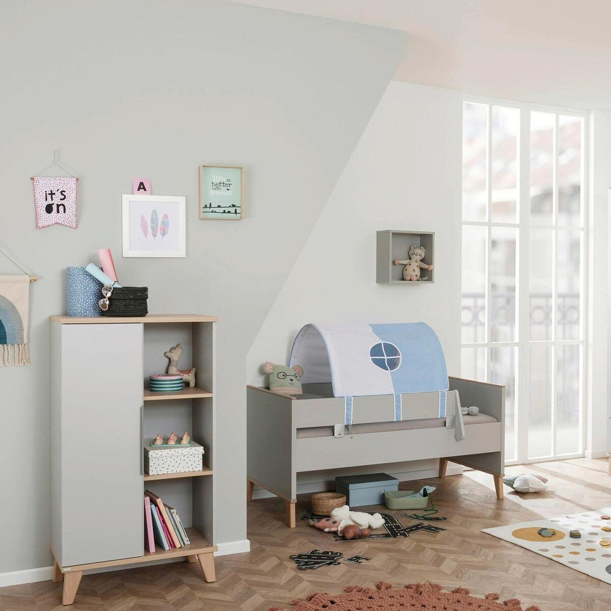 Detalj av dekor Kieselgrau på ombyggingssider for babyseng Fiene PAIDI