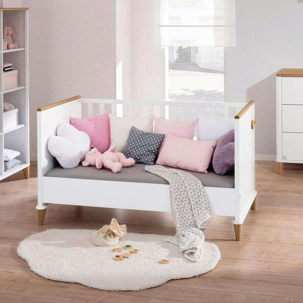 Detalj av ombyggingssider for babyseng Lotte & Fynn 139x18 cm