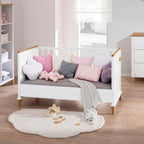 Detalj av ombyggingssider for babyseng Lotte & Fynn 139x18 cm