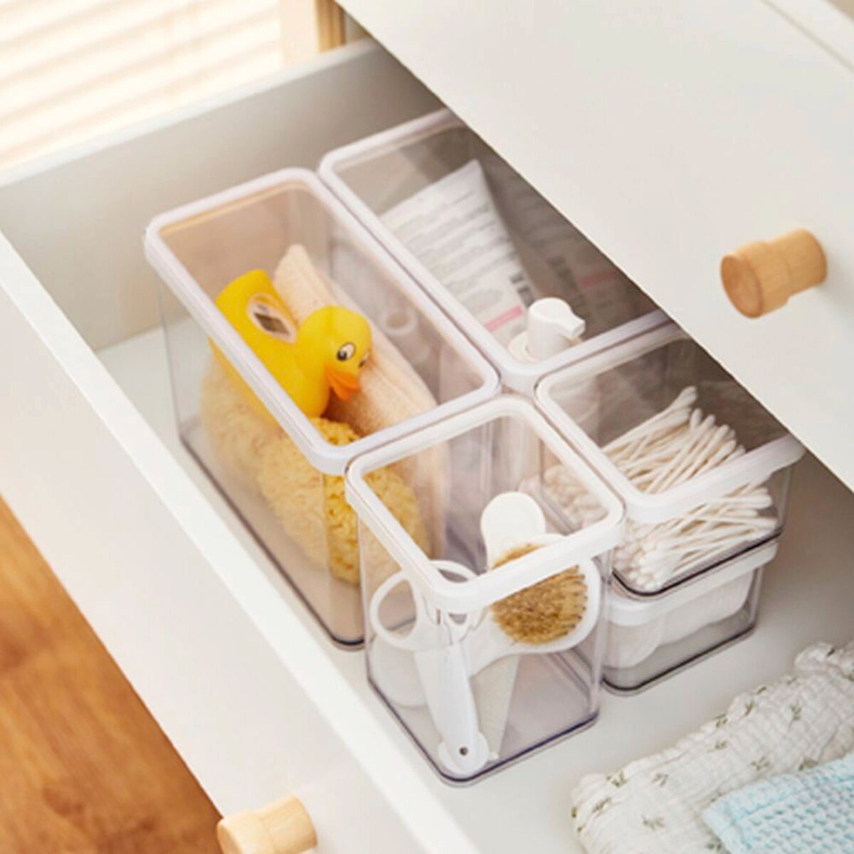 Nærbilde av transparent materiale på Oppbevaringsbokser PINA sett 2, 5 deler
