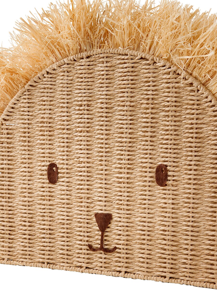 Detalj av bastmanke og filz-applikasjoner på oppbevaringskurv løve i naturfiber 50 cm