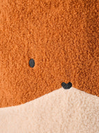 Oppbevaringskurv rev i teddyfleece 50 cm høy detalj med brodert revansikt