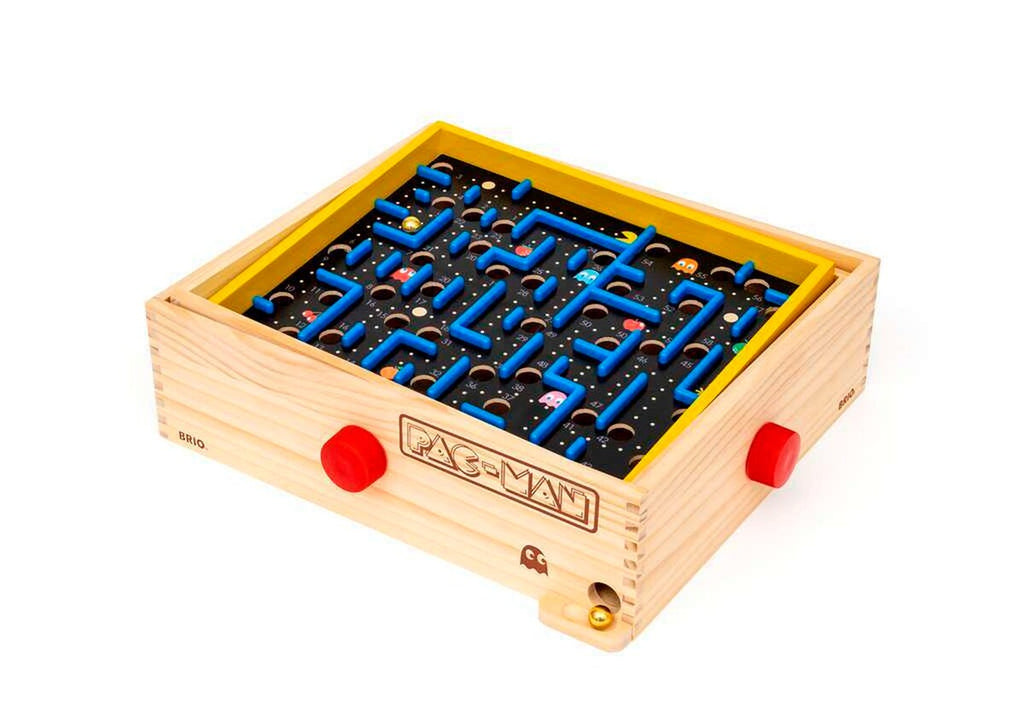 Detalj av metallkuler i PAC-MAN labyrintspill i tre
