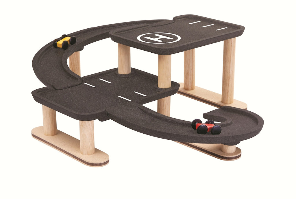 Parkeringshus lite i tre med helikopterplass 51,6 cm forfra