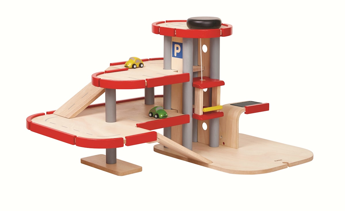 Parkeringshus stort i tre med heis 3 etasjer 60 cm forfra