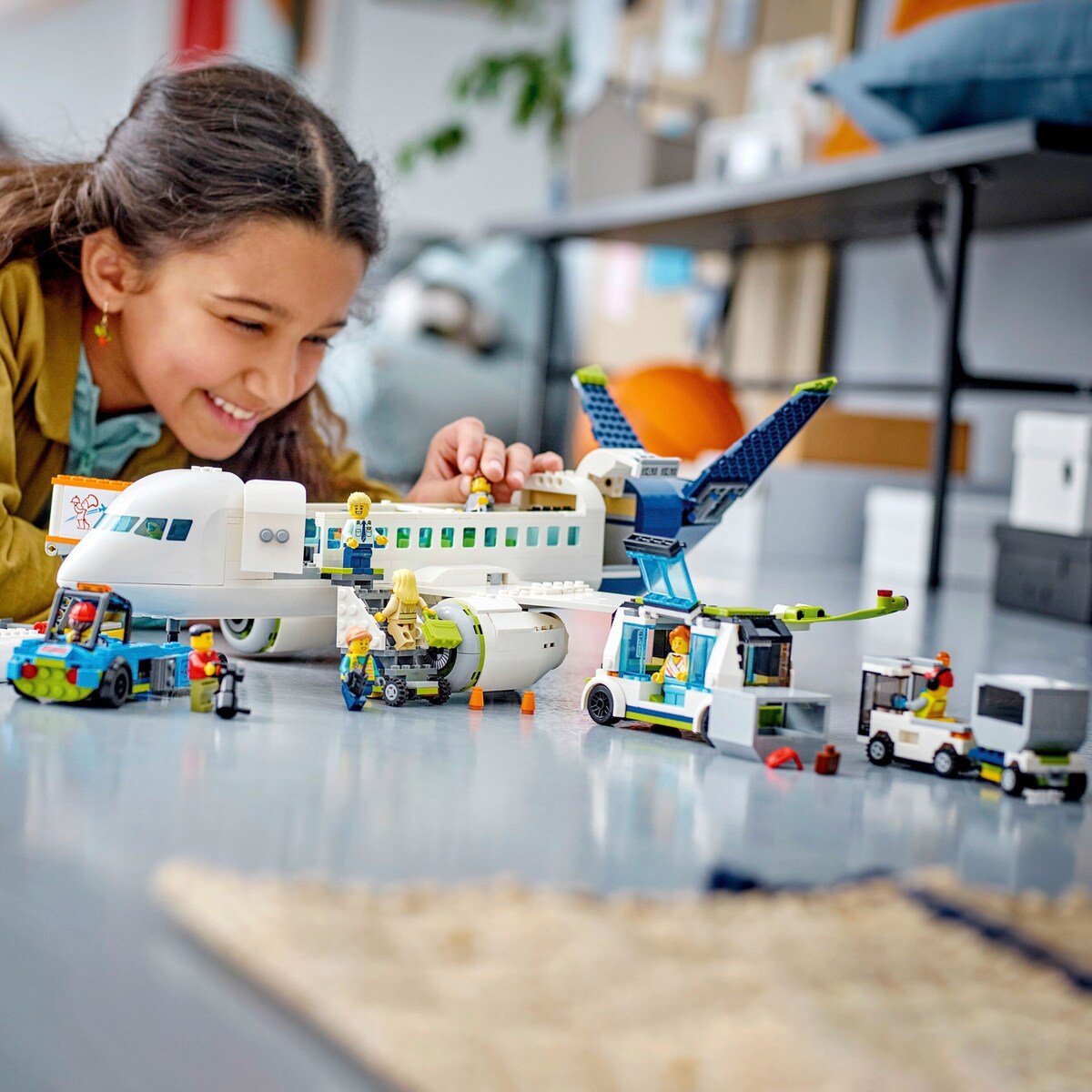 Passasjerfly 60367 LEGO City montert med kjøretøy