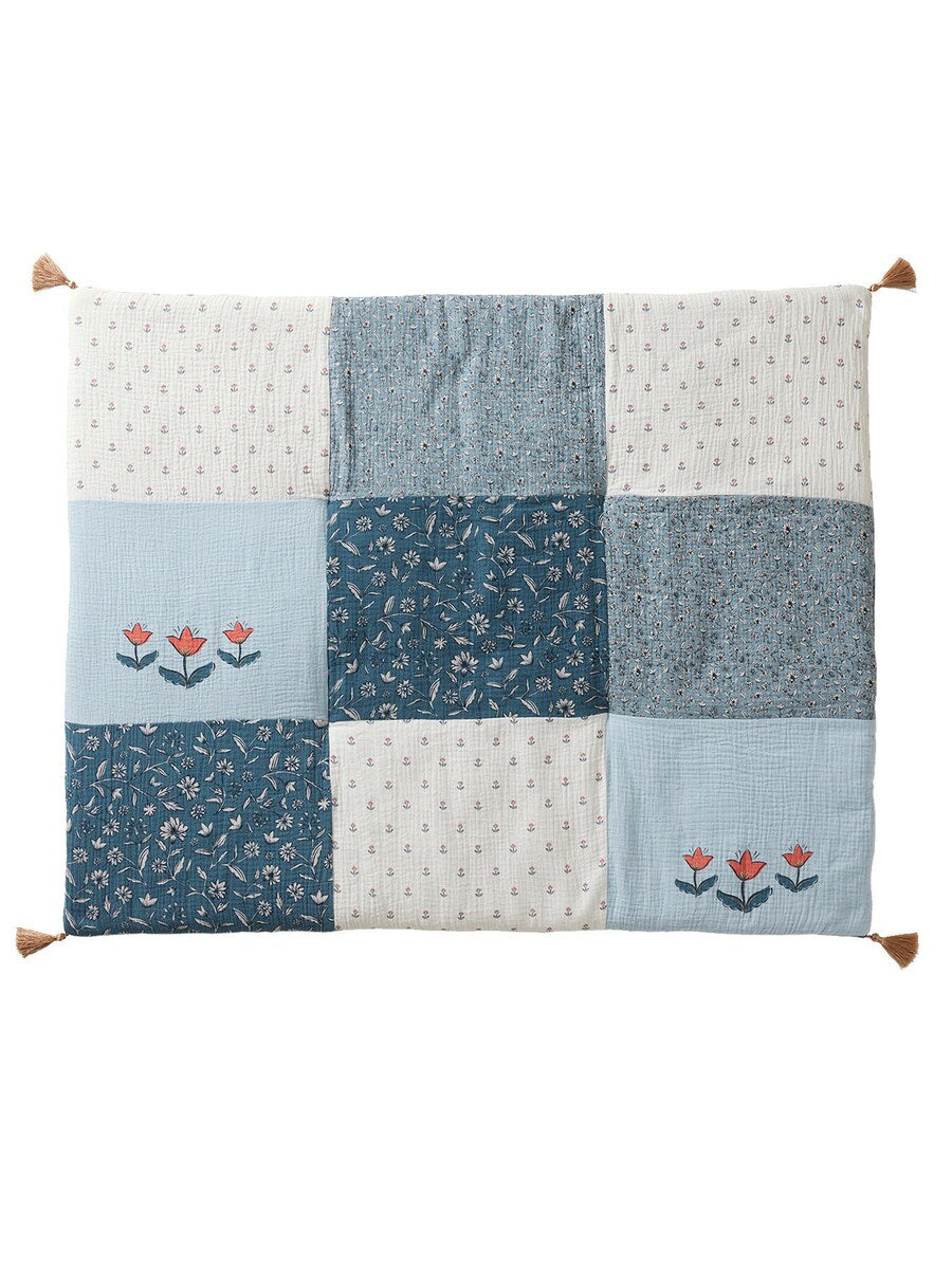 Patchwork lekematte og lekegrindinnlegg musselin bomull bakside med blomsterquilt