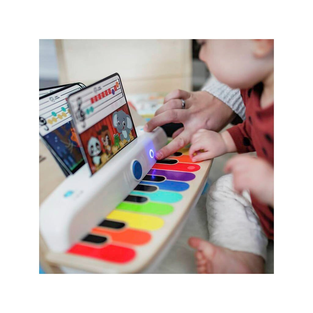 Barn som spiller på Piano Together in Tune Piano™ i tre fra 6 mnd